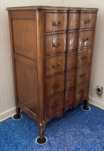 lot 377 image: Vintage 5 Drawer Dresser