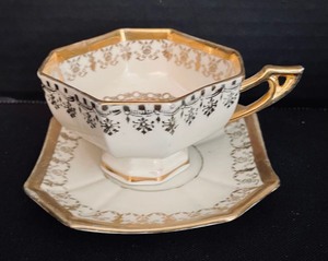 lot 388 image: Pretty Porcelain Grouping