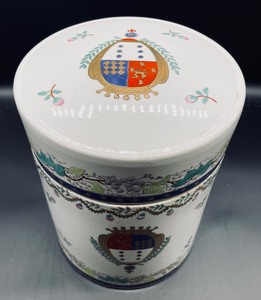 lot 448 image: Gorgeous Porcelain Art Jar with Lid