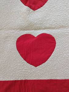 lot 275 image: Beautiful Heart Quilt