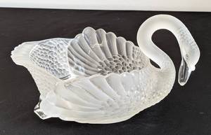 lot 281 image: Frosted Crystal Swan Bowl