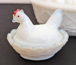 lot 418 image: Vintage Milk Glass Hen Dishes
