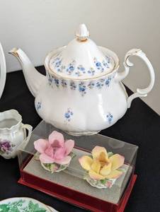 lot 422 image: Assorted Vintage Painted Dishes