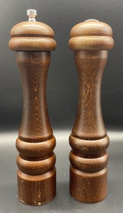 lot 468 image: Vintage Olde Thompson Pepper Mill Diplomat Set in Walnut