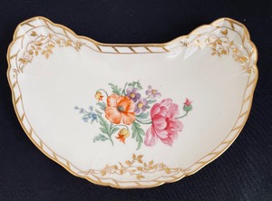 lot 474 image: Pretty Vintage Porcelain