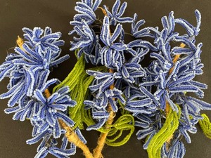 lot 479 image: Beautiful Beaded Flowers