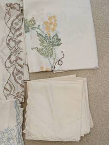 lot 292B image: Vintage Tablecloths and Napkins