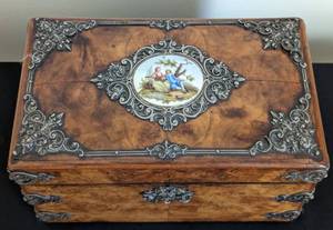 lot 48 image: Beautiful and Elegant Antique Burled Wood Box