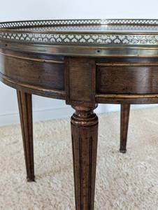 lot 101 image: Vintage Round Mahogany Accent Table