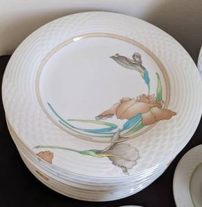 lot 108 image: Hutschenreuther Leonard Dish Set