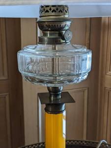lot 128 image: Elegant and Stylish Vintage Table Lamp