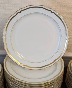 lot 252 image: Raynaud Marie Antoinette Gold and White Dish Set