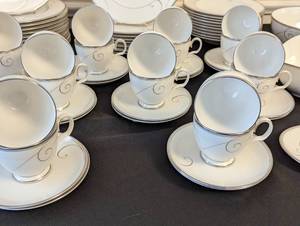 lot 257 image: Noritake Platinum Wave Porcelain Dish Set