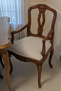 lot 6 image: Beautiful Vintage Wood Dining Set