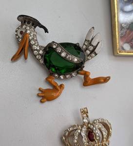 lot 486 image: Assorted Vintage Brooches