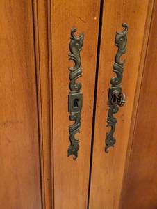 lot 518 image: Vintage Wood Bar Cabinet