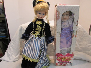 lot 10 image: Collectable Dolls