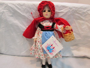 lot 8 image: Collectable Doll
