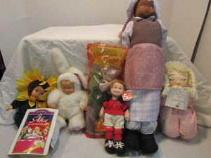 lot 9 image: Collectable Doll Lot