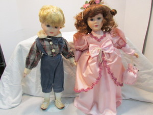 lot 11 image: Collectable Dolls