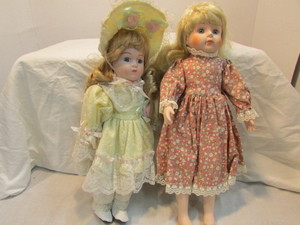 lot 12 image: Collectable Dolls