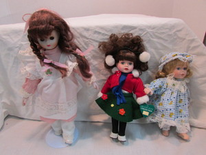 lot 13 image: Collectable Dolls