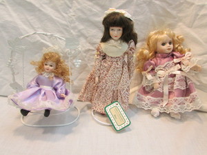 lot 14 image: Collectable Dolls