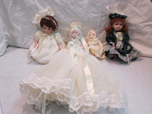 lot 15 image: Collectable Dolls