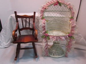 lot 16 image: Doll Furniture