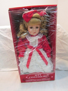 lot 19 image: Collectable Doll