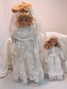 lot 21 image: Collectable Dolls