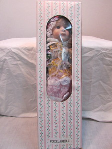 lot 22 image: Collectable Doll