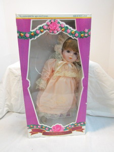 lot 32 image: Collectable Doll