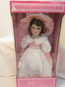 lot 42 image: Collectable Doll