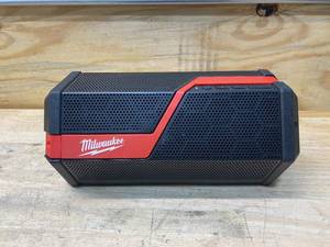 lot 1 image: MILWAUKEE M18M12 Lithium-Ion Cordless Wireless Jobsite Speaker (Tool Only)