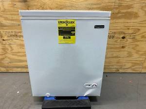 lot 44 image: MAGIC CHEF 5.0 cu. ft. Chest Freezer in White