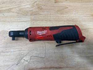 lot 76 image: MILWAUKEE M12 12V Lithium-Ion Cordless 38 in. Ratchet (Tool-Only)