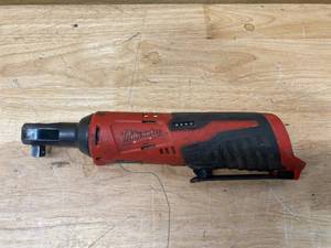 lot 77 image: MILWAUKEE M12 12V Lithium-Ion Cordless 38 in. Ratchet (Tool-Only)
