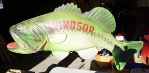 lot 4 image: Breweriana Vintage Foam Windsor Fish