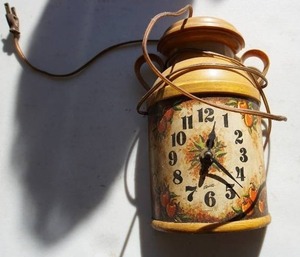 lot 9 image: Vintage Wall Clock Spartus MILK CAN Clock Farm House Apple Pattern