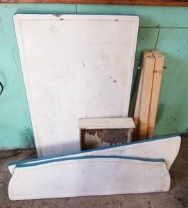 lot 44 image: Antique Tealwhite Porcelain Table PartedRare Design