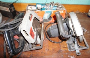 lot 48 image: Power Hand Tools2 18 hp Circular Saw x2, Makita Sander GrinderAll Work