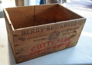 lot 61 image: Large Cutty Sark Scotch Whiskey Wooden Box