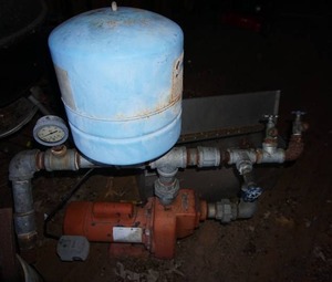 lot 85 image: Well pump, galvanized bin