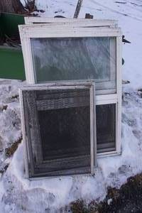 lot 90 image: Lot Of Assorted Windows and Screens
