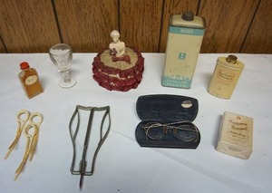 lot 132 image: The Vintage Vanity Lot