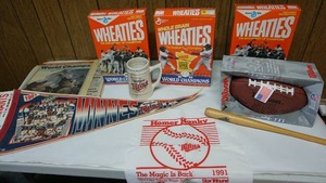 lot 153 image: Minnesota Twins Fana lot in this lot