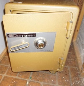 lot 173 image: Heavy Duty EP INDUSTRIAL Safe-Deposit Floor Safe wCombination