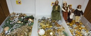 lot 197 image: Christmas DeCor