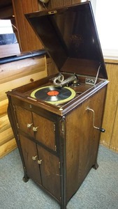 lot 228 image: Beautiful Victor PhonographCabinet